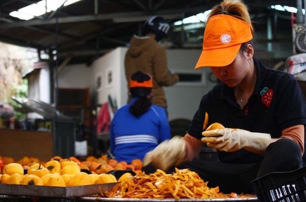 Drying crispy fruit by traditional method