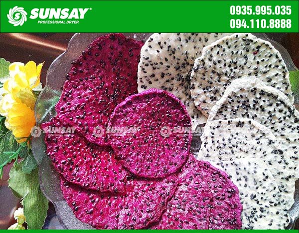Delicious dried dragon fruit retains its original color