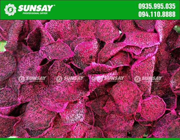 Freeze-dried dragon fruit retains its eye-catching red color, not darkening like heat drying