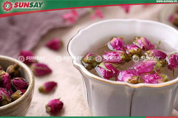 Dried rose tea helps beautify the skin, supports weight loss