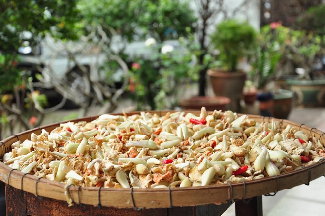 Drying vegetables by traditional methods