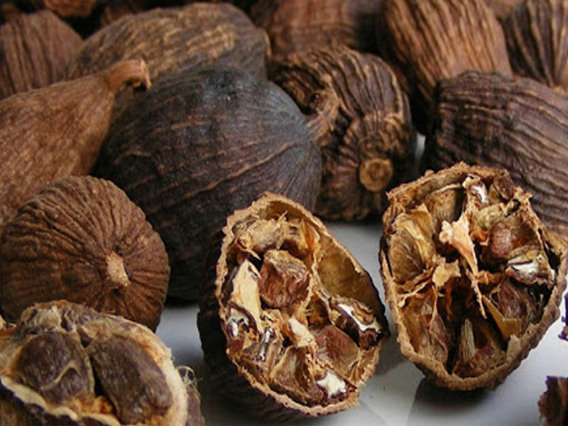 Inside the intestines of dried cardamom, the product after drying retains its inherent flavor