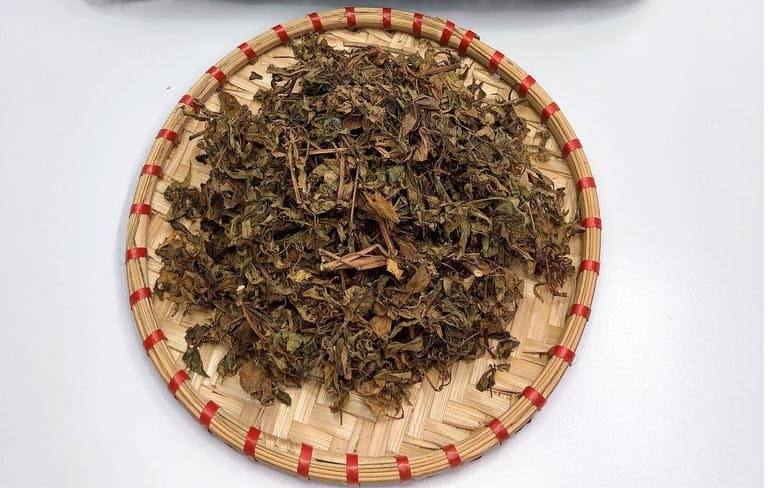 Dried Panax ginseng leaves have many uses