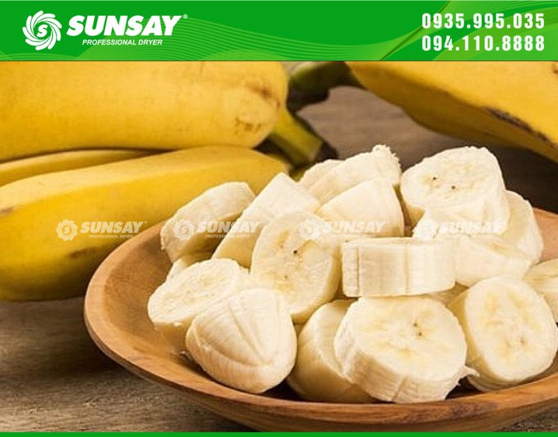 Bananas are cut into bite-sized pieces