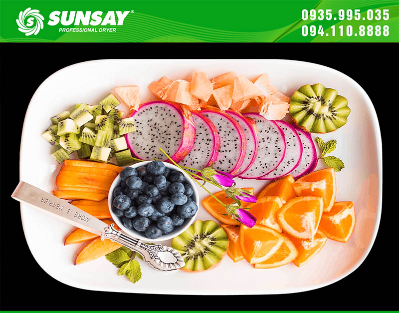 Fruits are sliced ​​into medium pieces to dry faster