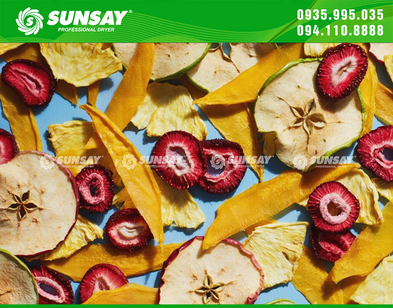 Dried mangoes and strawberries are fragrant and sweet